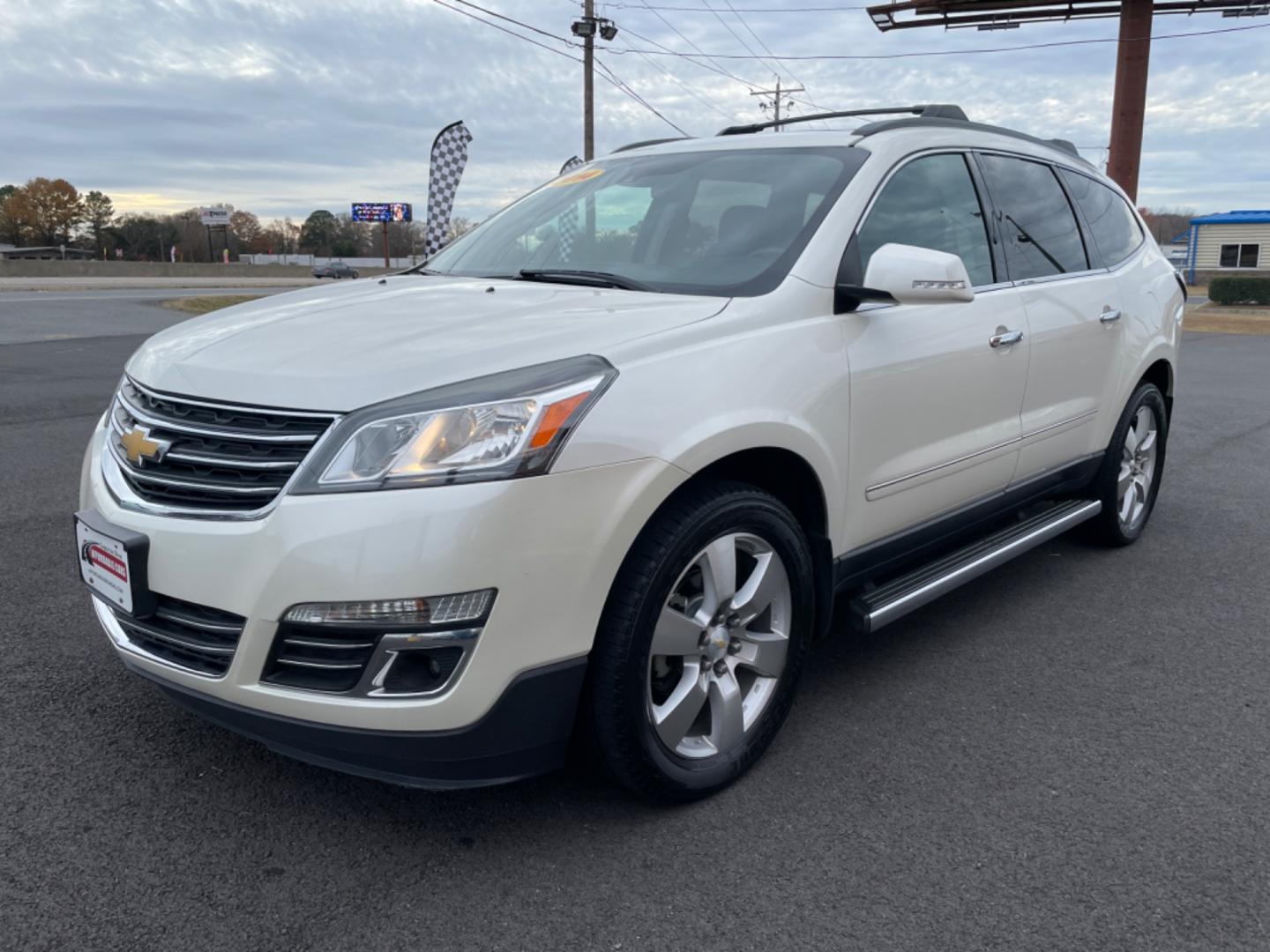 2014 White Chevrolet Traverse (1GNKRJKDXEJ) with an V6, 3.6 Liter engine, Automatic, 6-Spd transmission, located at 8008 Warden Rd, Sherwood, AR, 72120, (501) 801-6100, 34.830078, -92.186684 - Photo#3